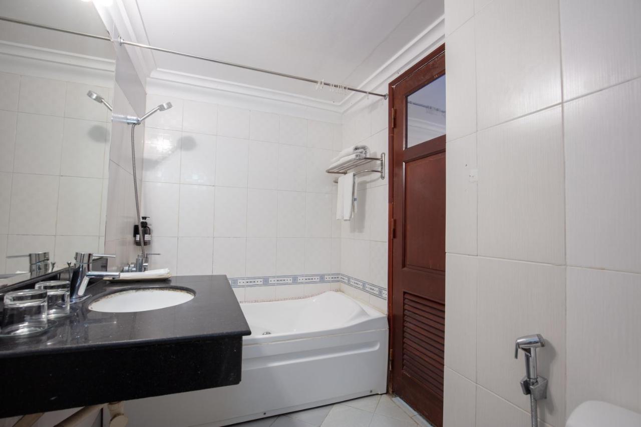 Blau Hotel Hanoi Buitenkant foto